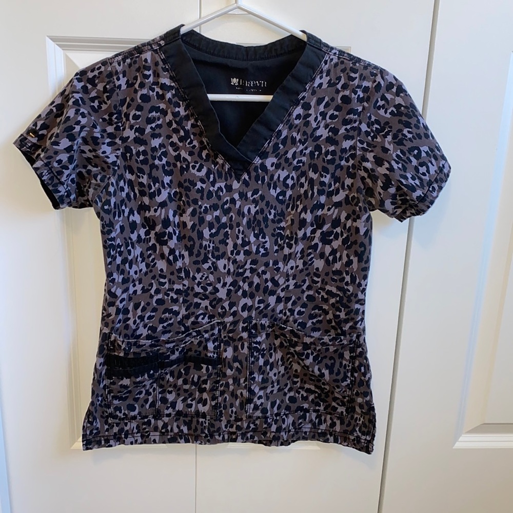 Woemns scrub top